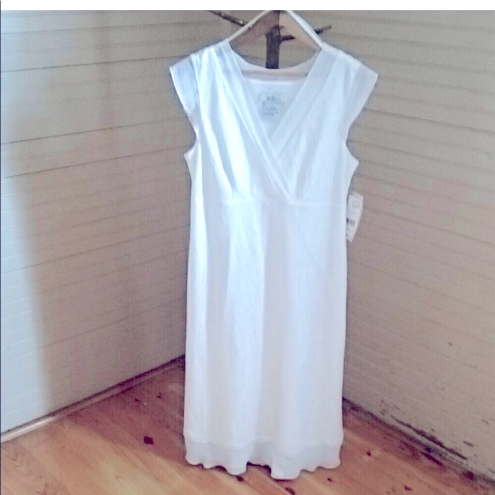 White Linen dress NWT size 6 GORGEOUS